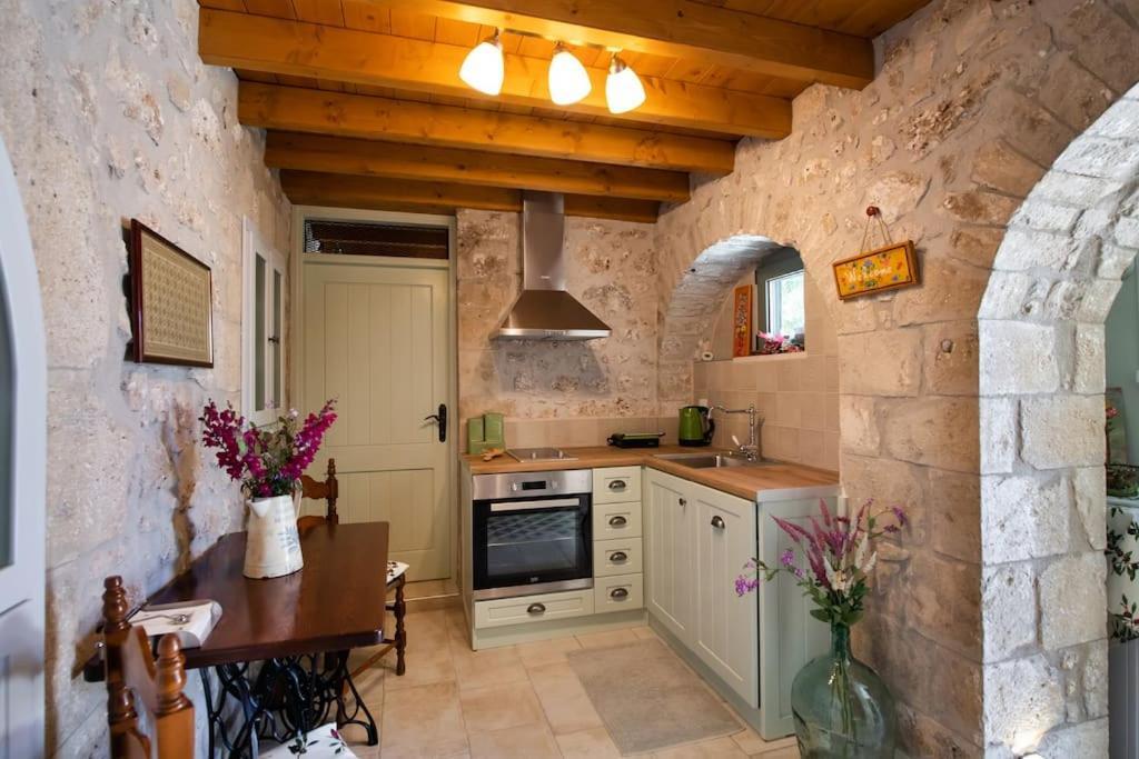 La Casa Di Bella A Tradional Stone House With Barbecue Villa Kariá Eksteriør billede