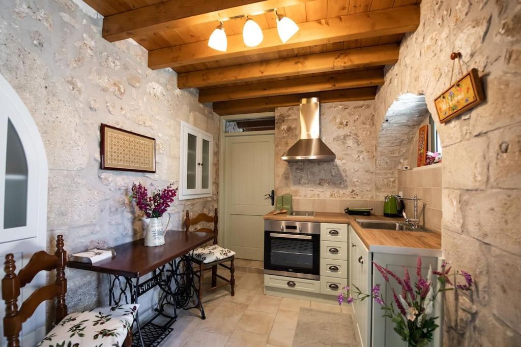 La Casa Di Bella A Tradional Stone House With Barbecue Villa Kariá Eksteriør billede